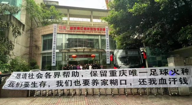 刘曼琼淡然道：我每天只是晚上回来睡个觉，跟你们接触不多，我哪会知道你们和烧鹅之间能有什么渊源。